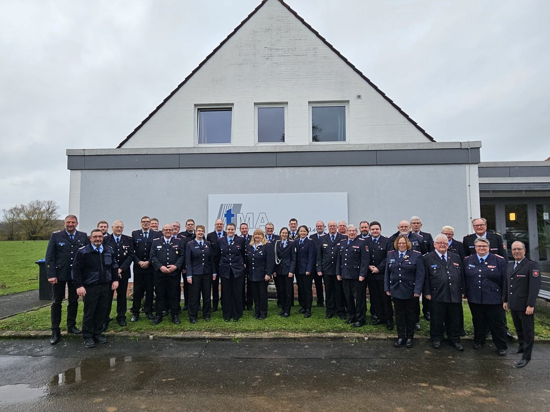 Gruppenfoto mit Feuerwehrmusikerinnen und Feuerwehrmusikern