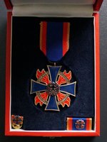 Original als Ehrenkreuz am Bande, mit Bandschnalle und Zivilabzeichen