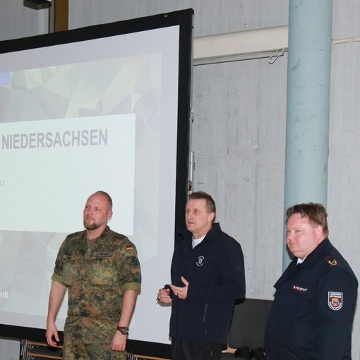 Eröffnung durch Vorsitzende Martin Willing und Markus Herzberg (v.l.n.r. Hauptmann P. Langner, Martin Willing, Markus Herzberg)