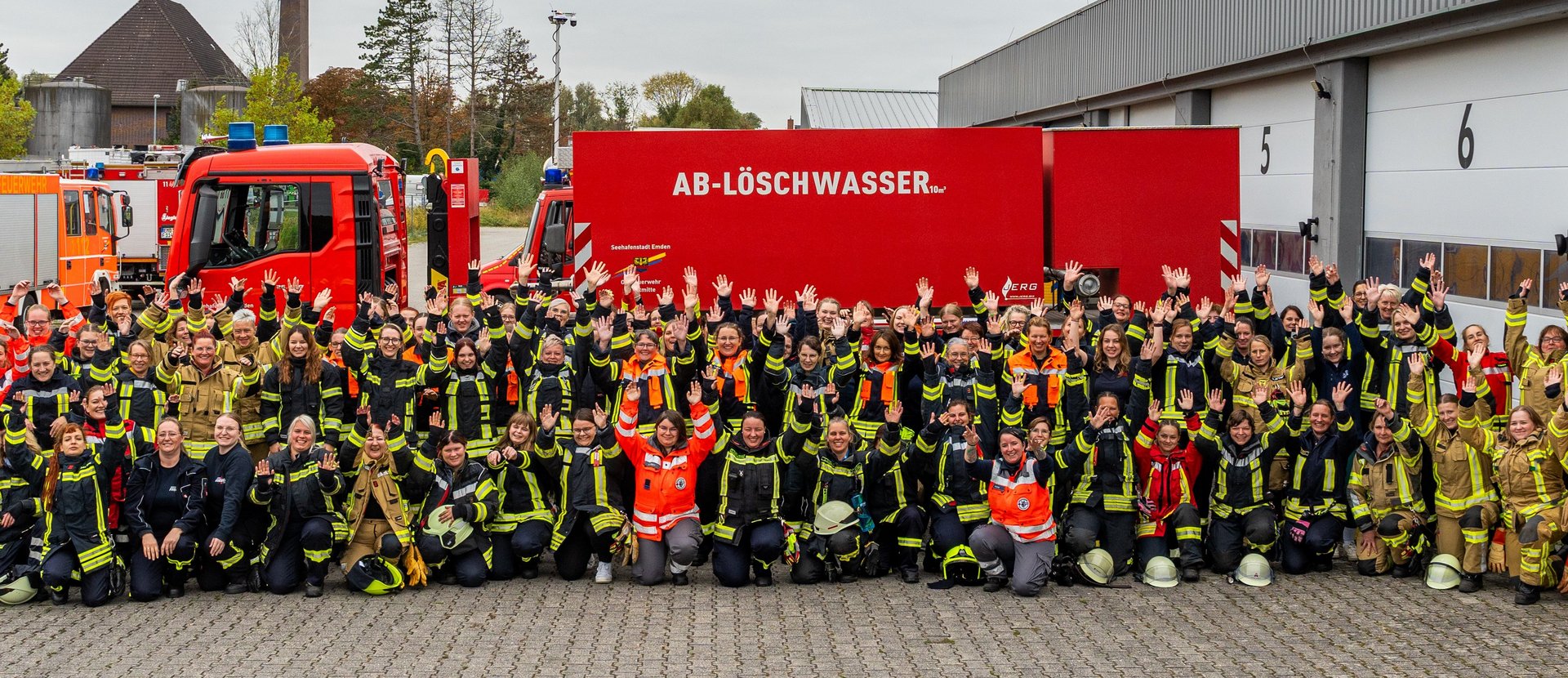 Gruppenfoto mit Feuerwehrfrauen